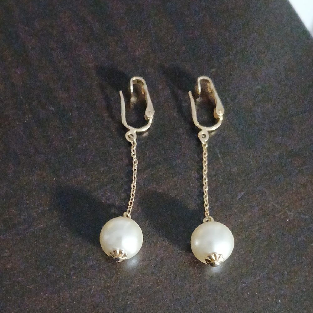 2/25👑Sarah Coventry Gold Pearl Drop Dangle Clip On Earrings - Picture 1 of 7